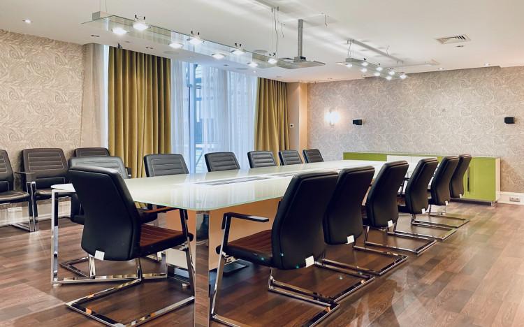 Вид переговорной комнаты