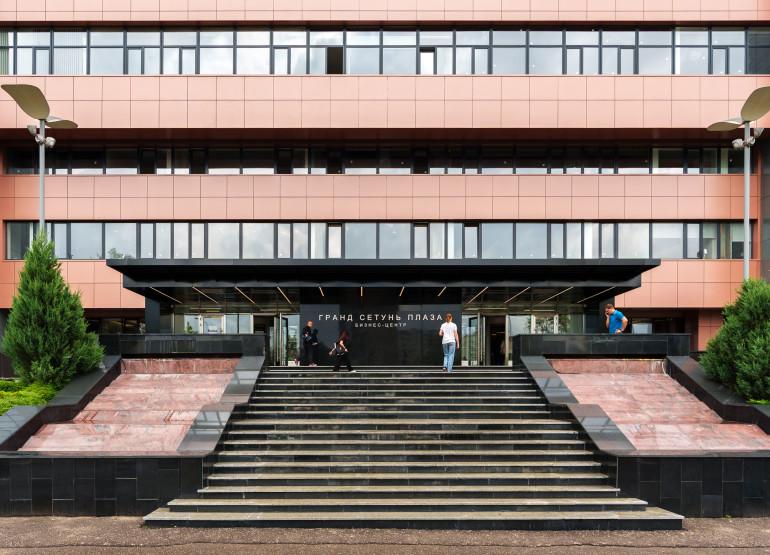 Гранд Сетунь Плаза: Вид входной группы снаружи